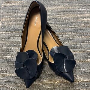 $495 Brand New “Made in Italy” Delpozo floral-appliqué pointed pumps